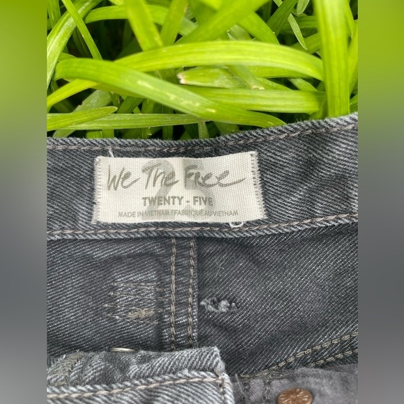 Free People|| We the Free Distressed Black Denim Button Fly Jean Shorts Size 25 - Picture 4 of 7